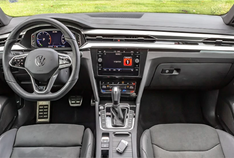 VW Артеон Седан AT вътре